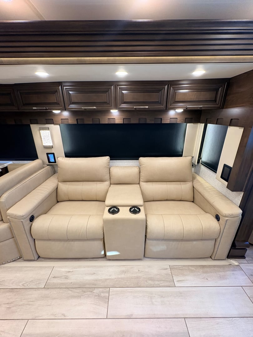 2023 Newmar London Aire 4579, Living area photo 9
