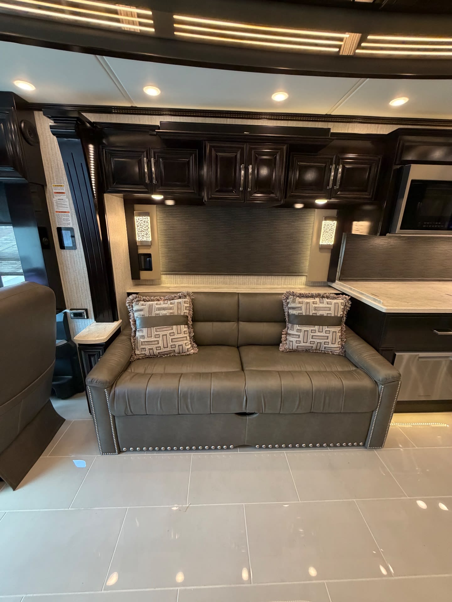 2023 Newmar London Aire 4535 - Interior view 3