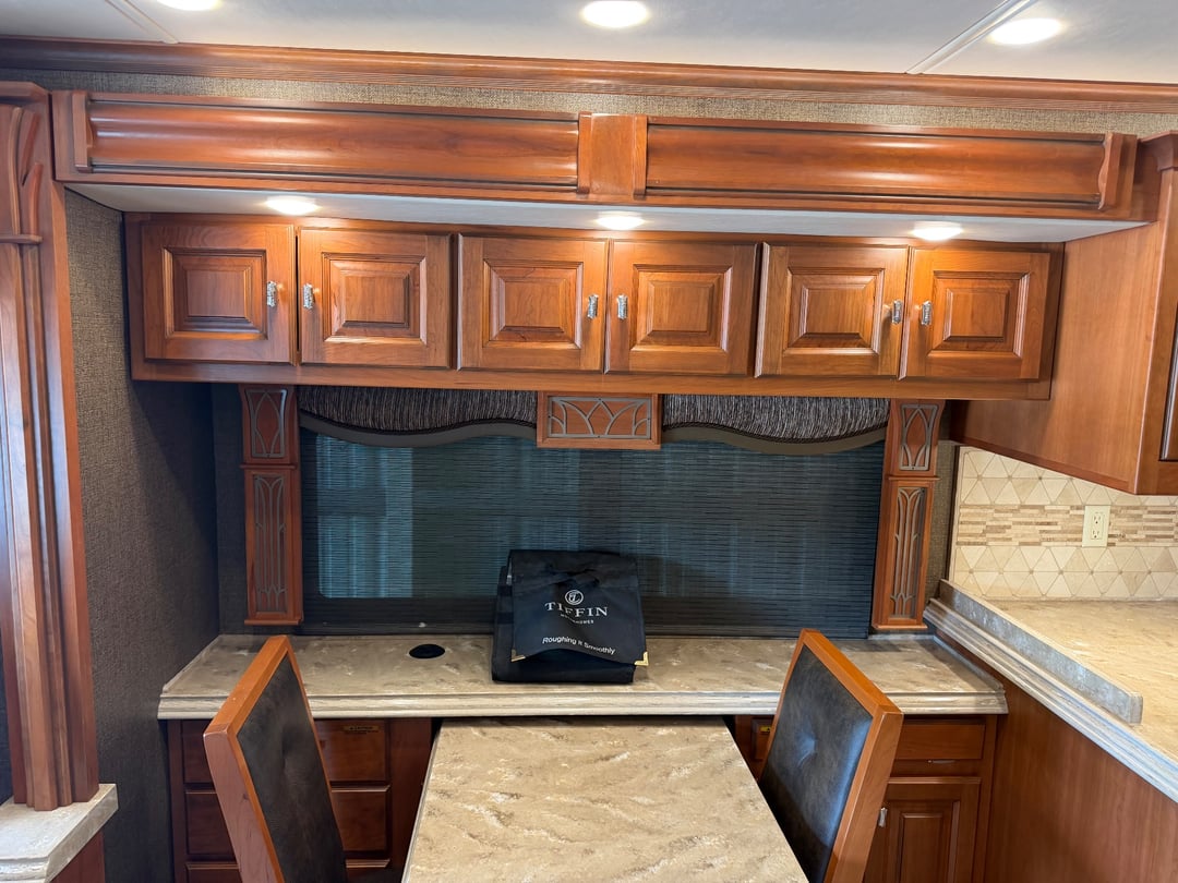 2017 Tiffin Allegro Bus 37 AP, Dining area photo 2