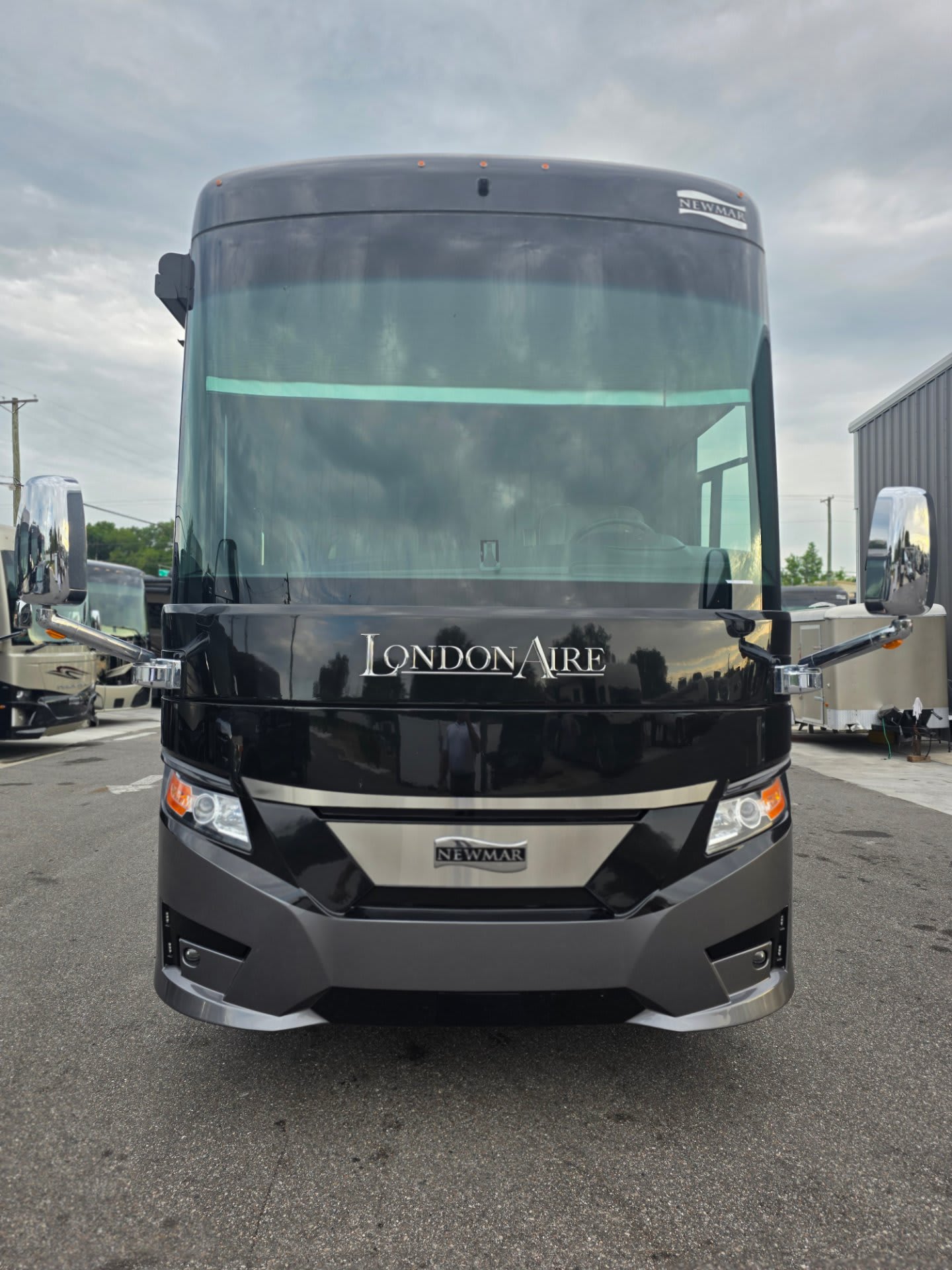 2023 Newmar London Aire 4535 - Exterior view 2