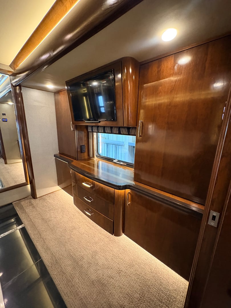 2016 American Coach American Eagle 45N, Living area photo 7