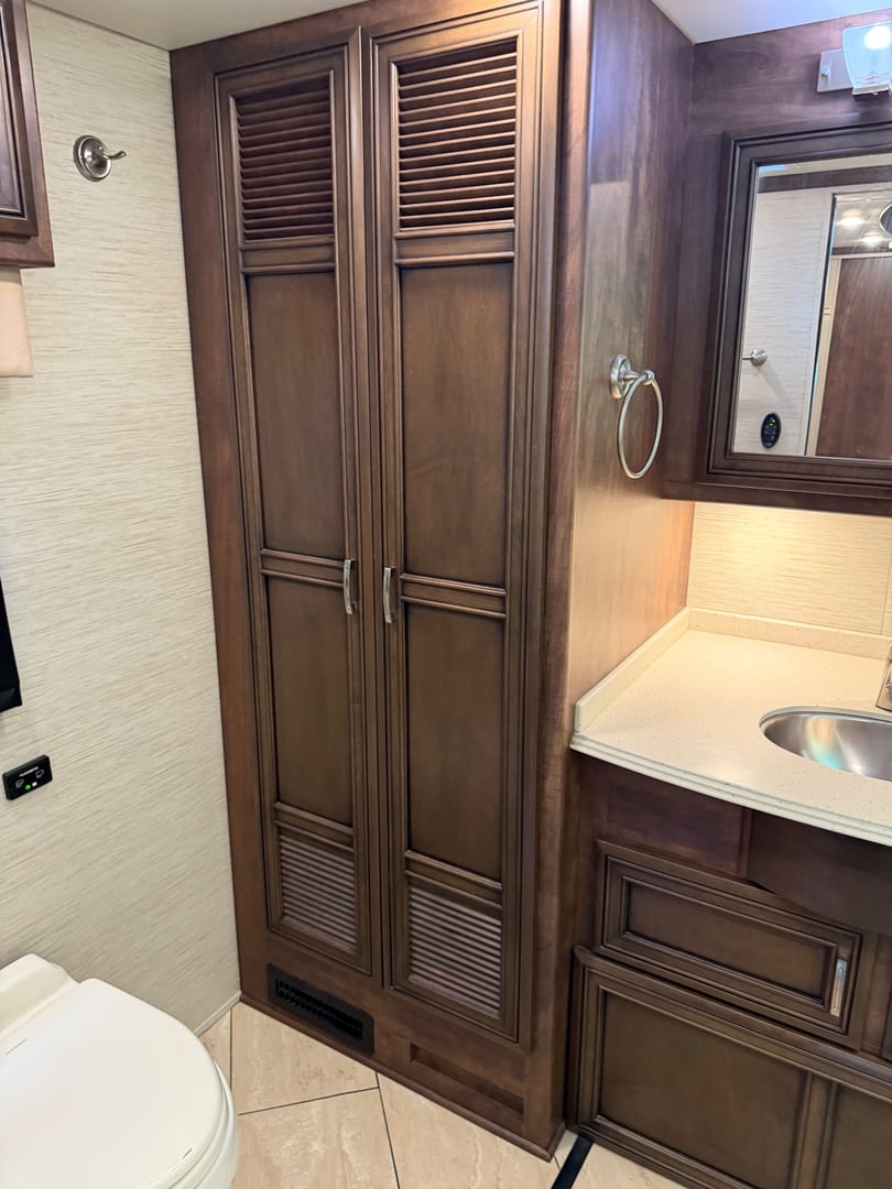 2018 Newmar Ventana 4037, Bathroom photo 4