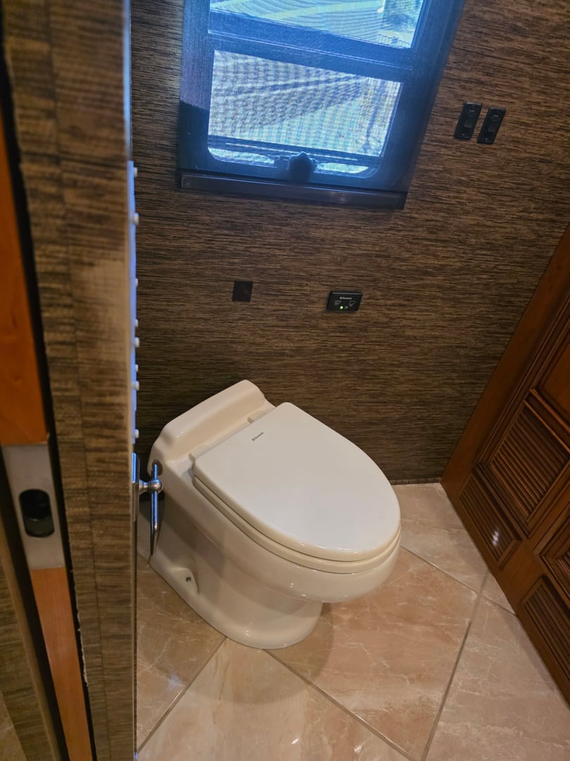 2015 Newmar Dutch Star 4018, Interior photo 29