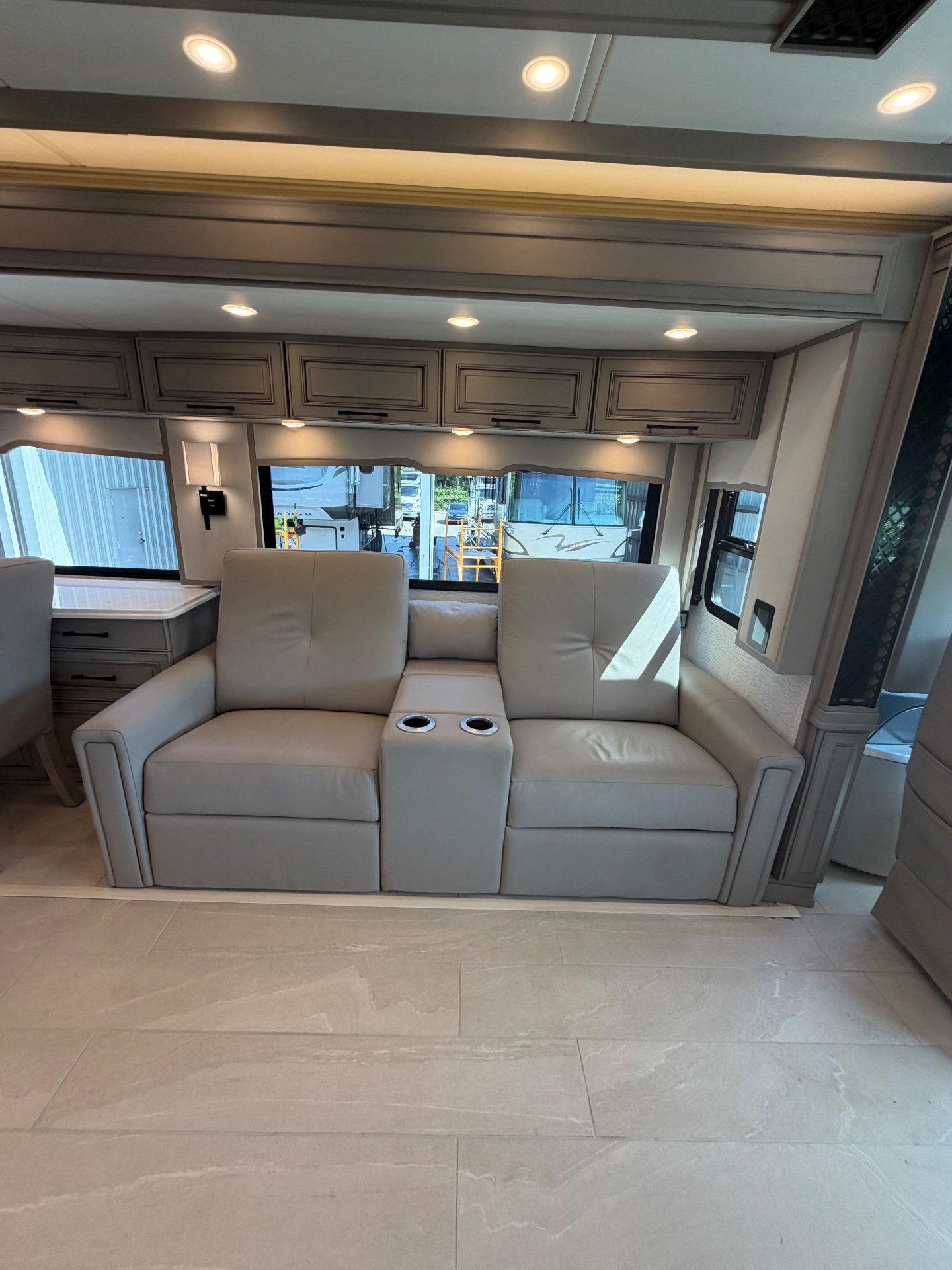 2025 Newmar London Aire 4551 - Interior view 3