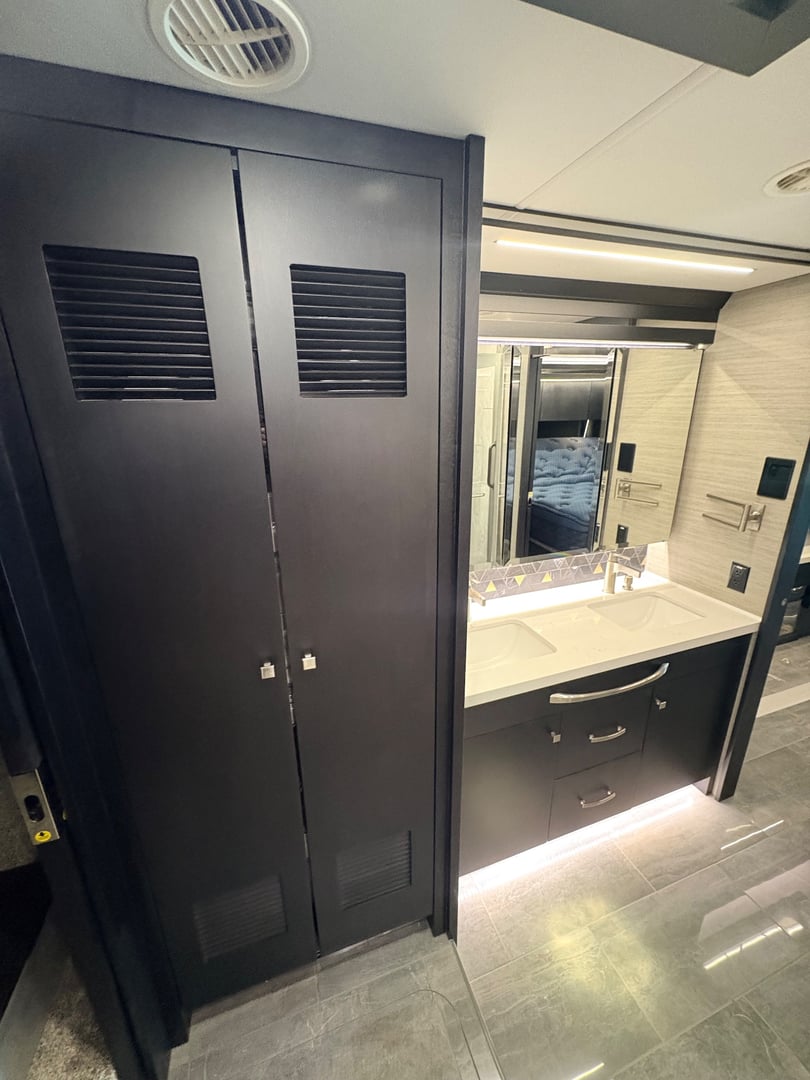 2025 Tiffin Zephyr 45 PZ, Bathroom photo 3