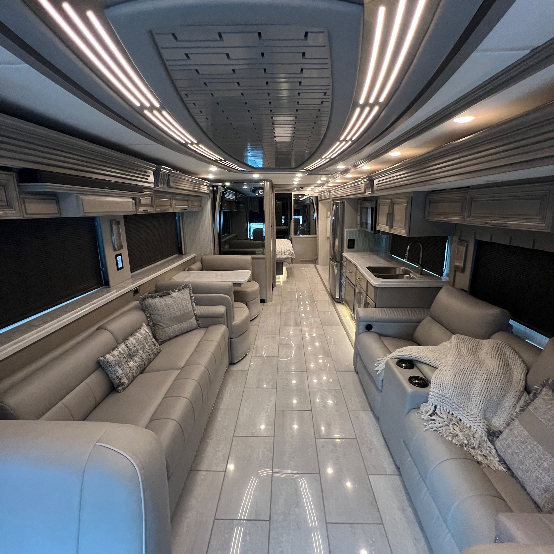 2023 Newmar London Aire 4521 - Interior view