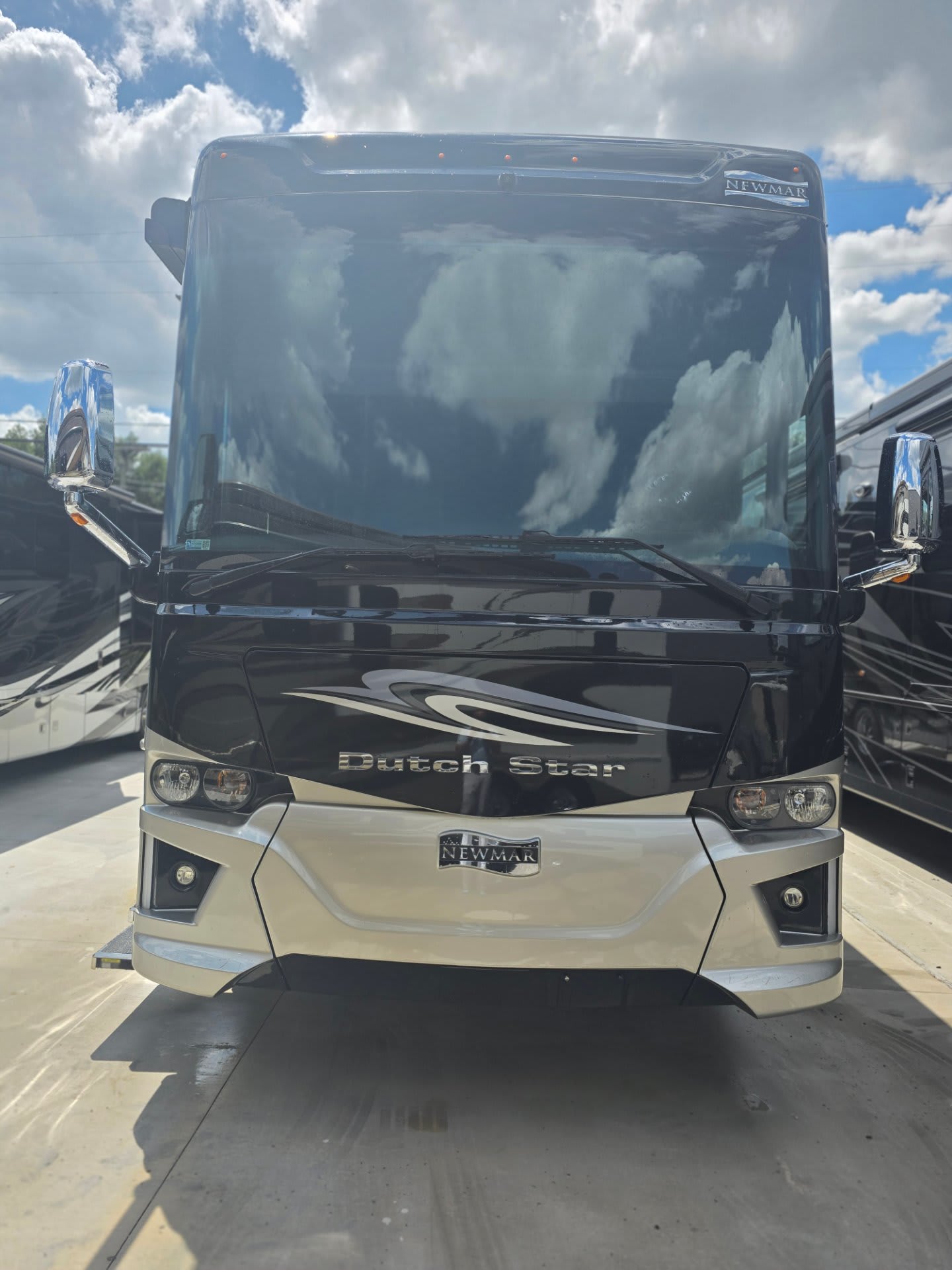 2019 Newmar Dutch Star 4362 - Exterior view 2