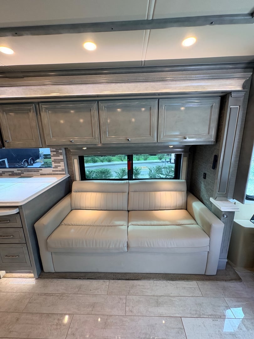 2021 Tiffin Phaeton 40 IH, Living area photo 5