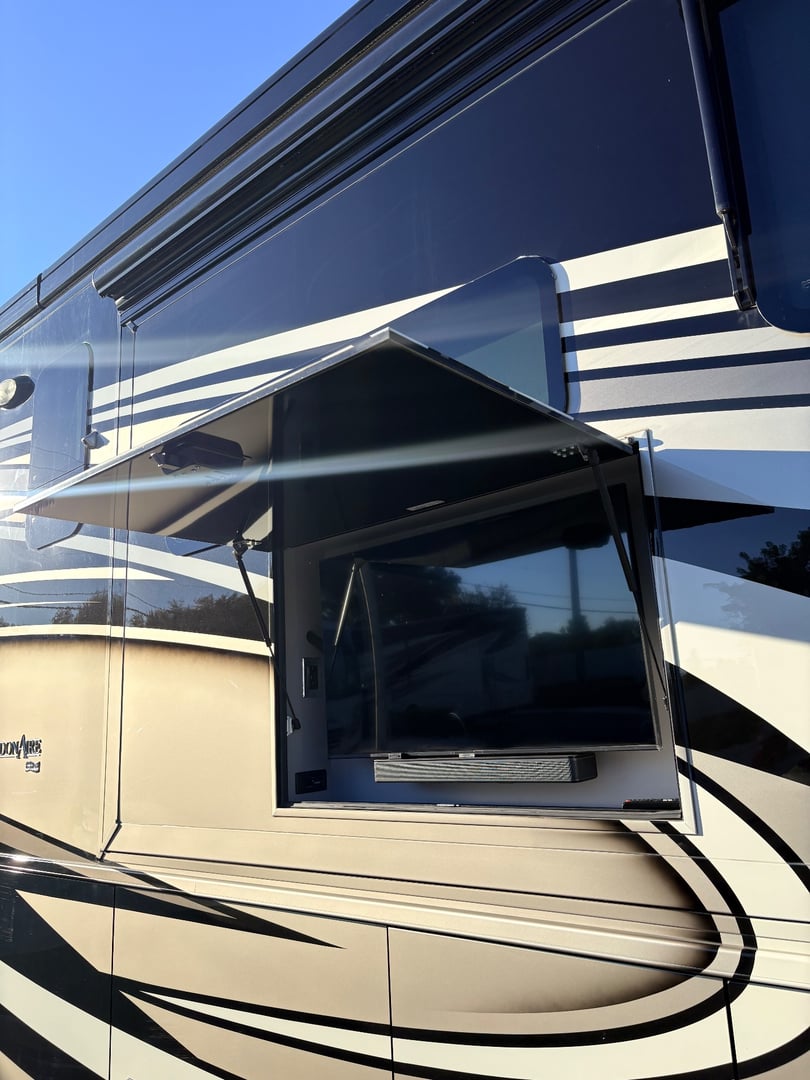 2023 Newmar London Aire 4579, Exterior photo 8