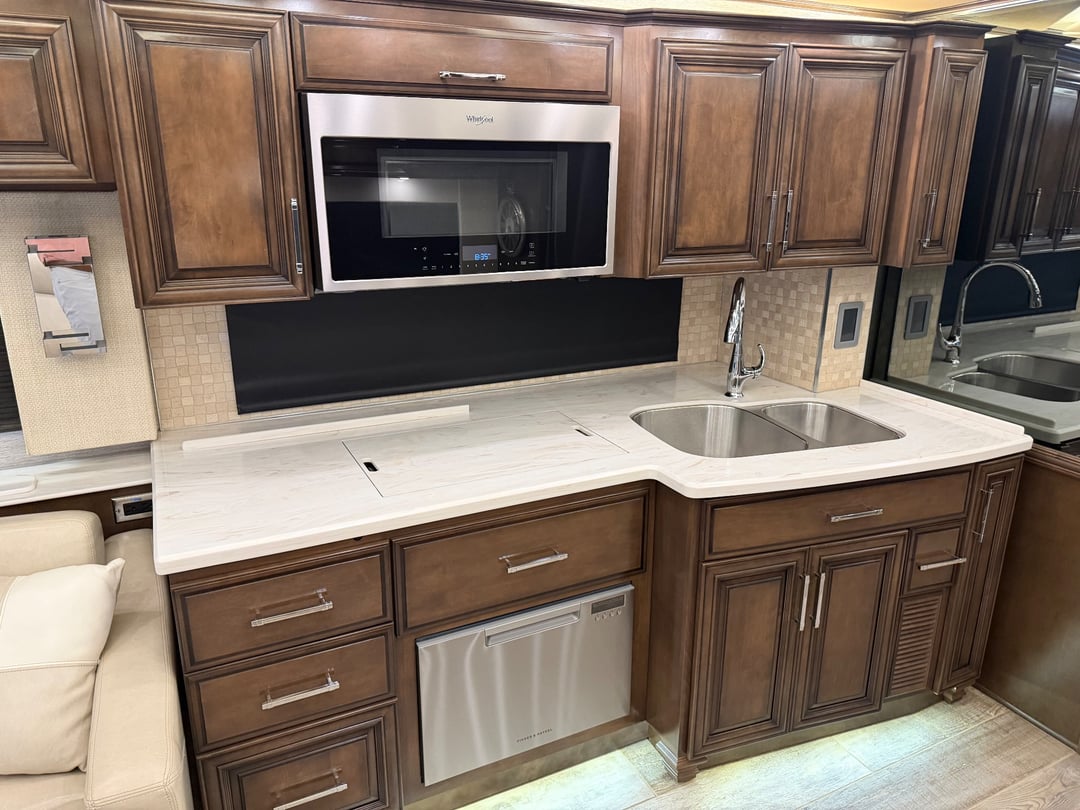 2020 Newmar Mountain Aire 4551, Kitchen photo 3
