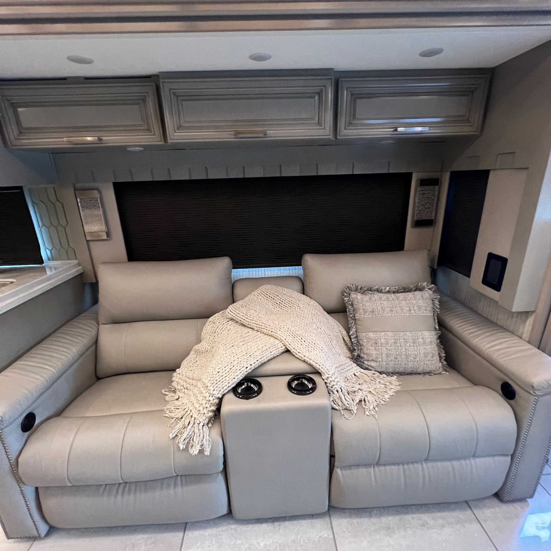 2023 Newmar London Aire 4521 - Interior view 2