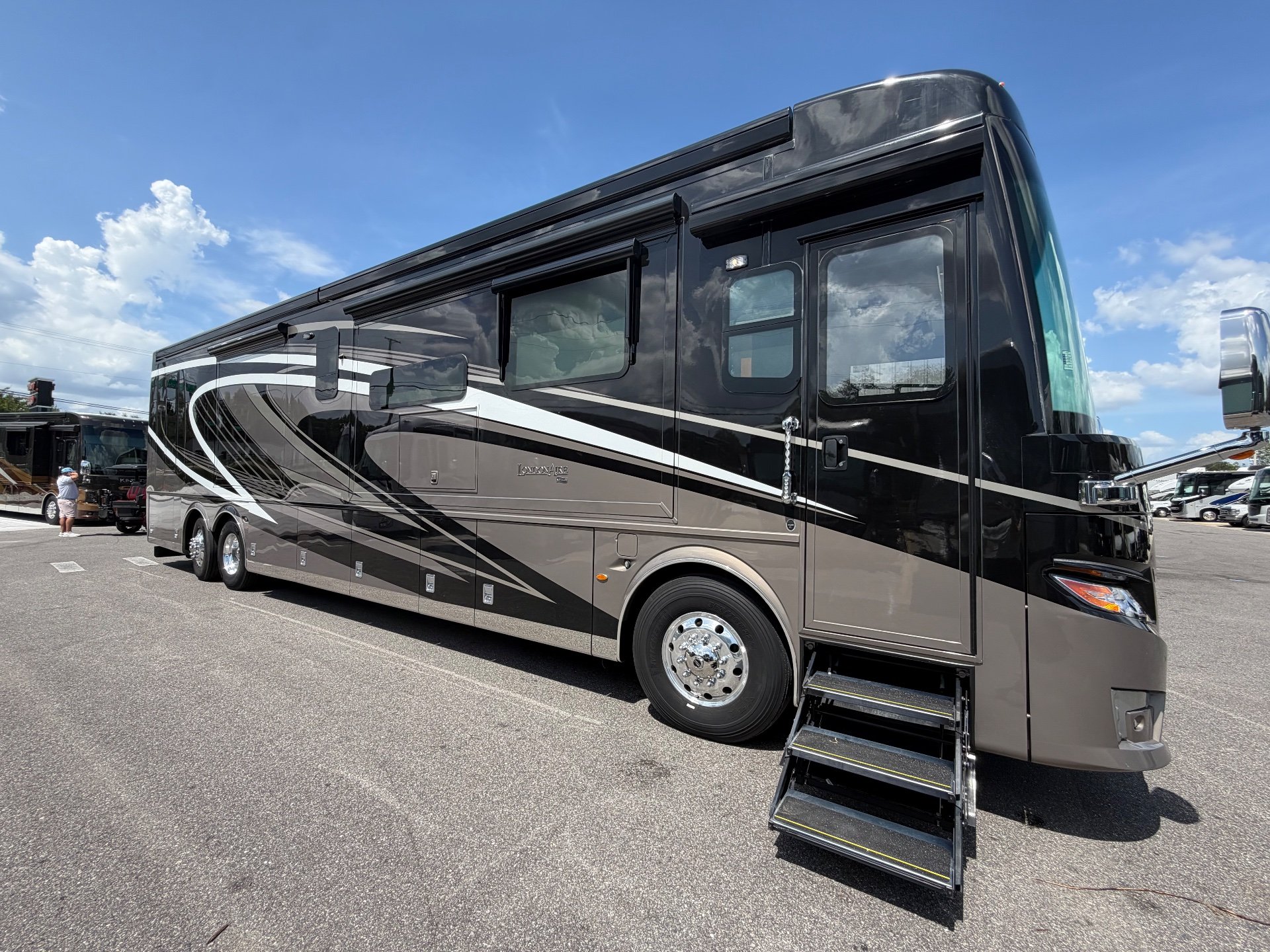 2020 Newmar London Aire 4551 - Exterior view