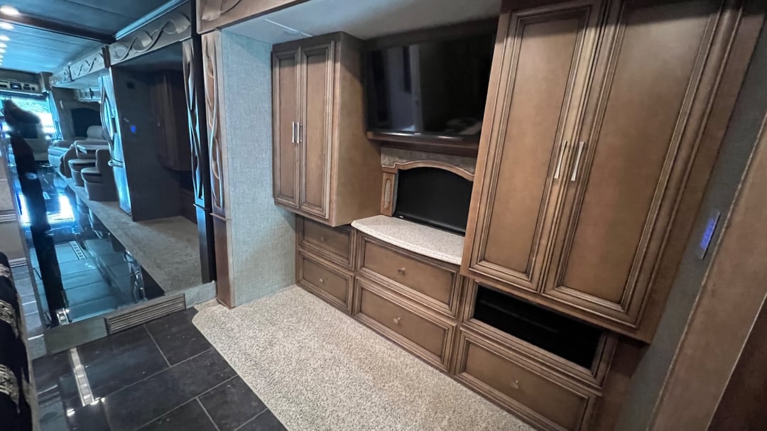 2019 Newmar Ventana 4037, Living area photo 5