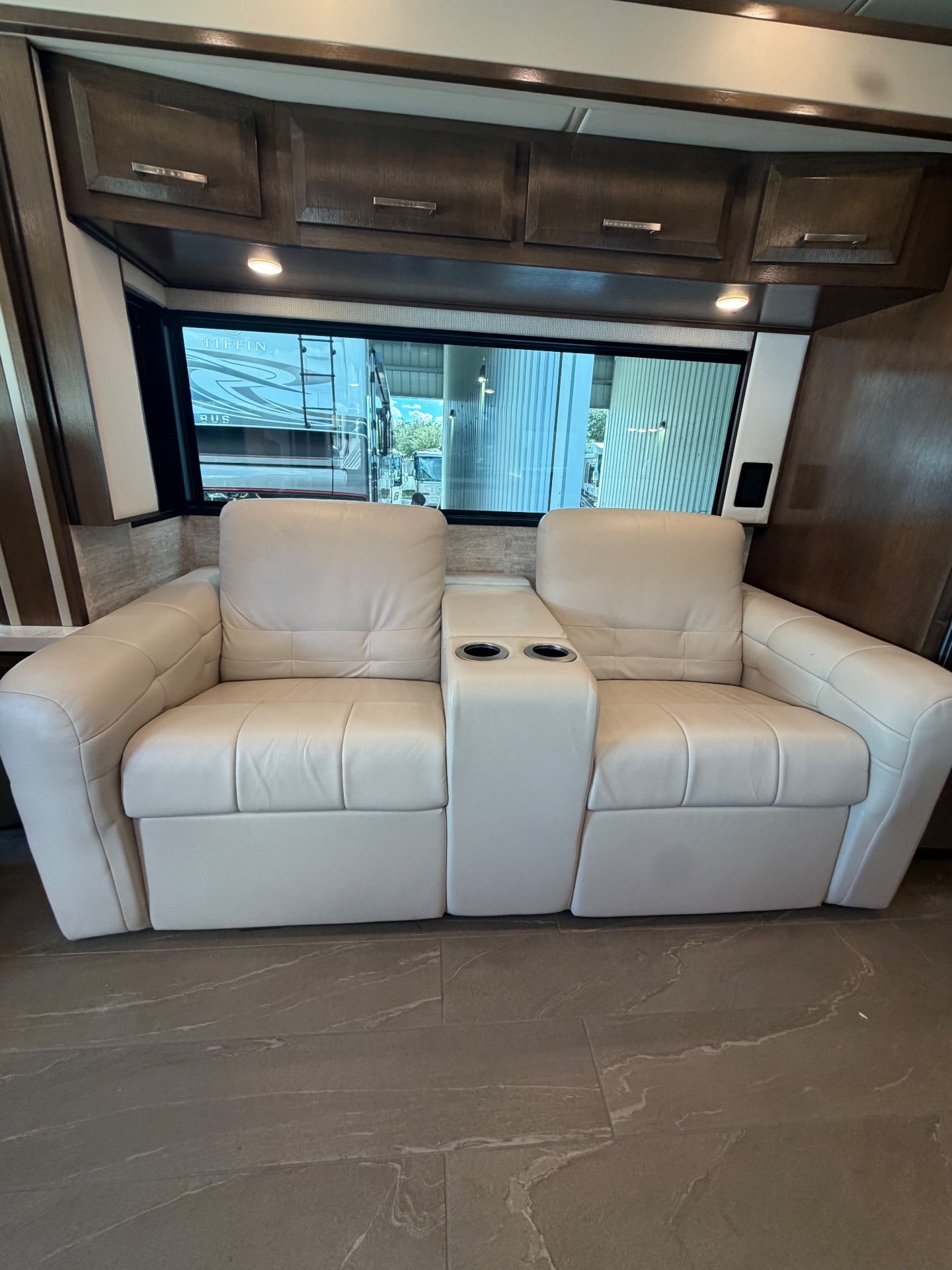 2022 Newmar NewAire 3541 — Interior photo 2
