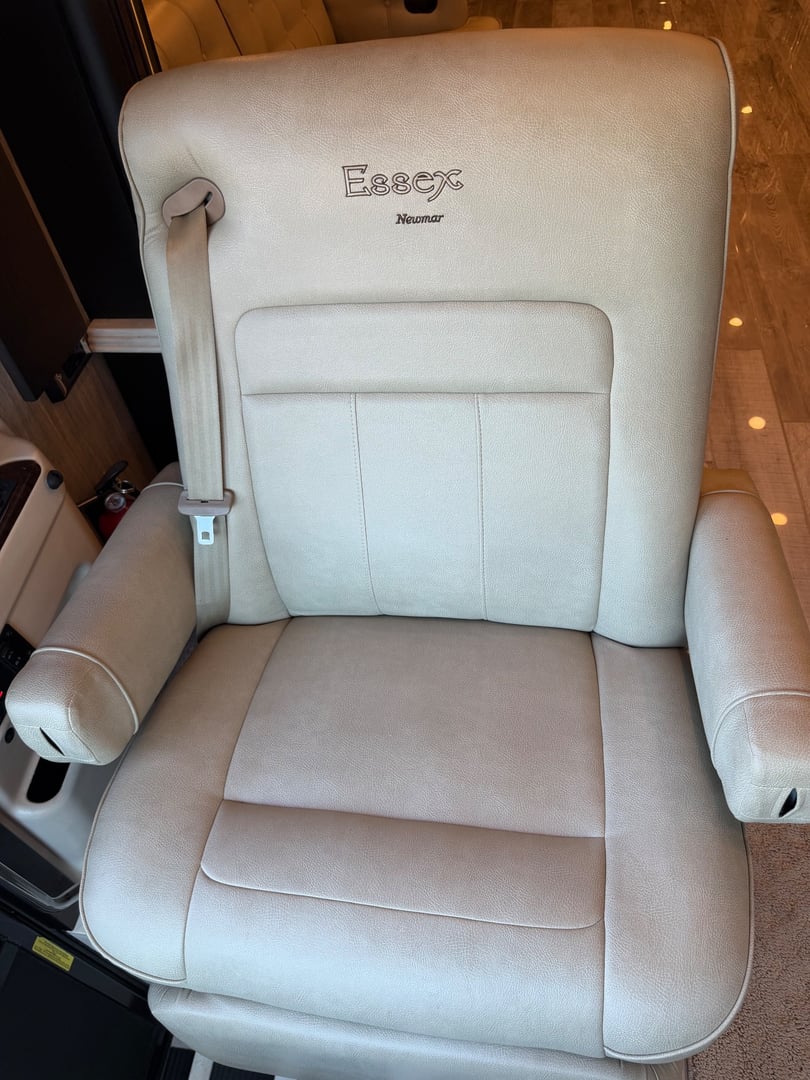 2017 Newmar Essex 4533, Cockpit photo 3