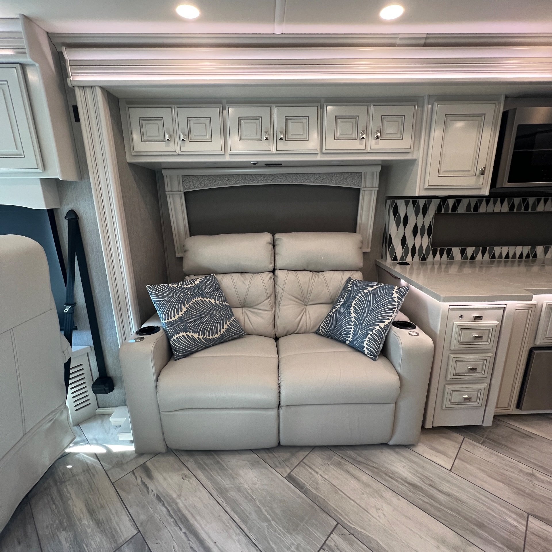 2022 Fleetwood Discovery LXE 40M - Interior view 3