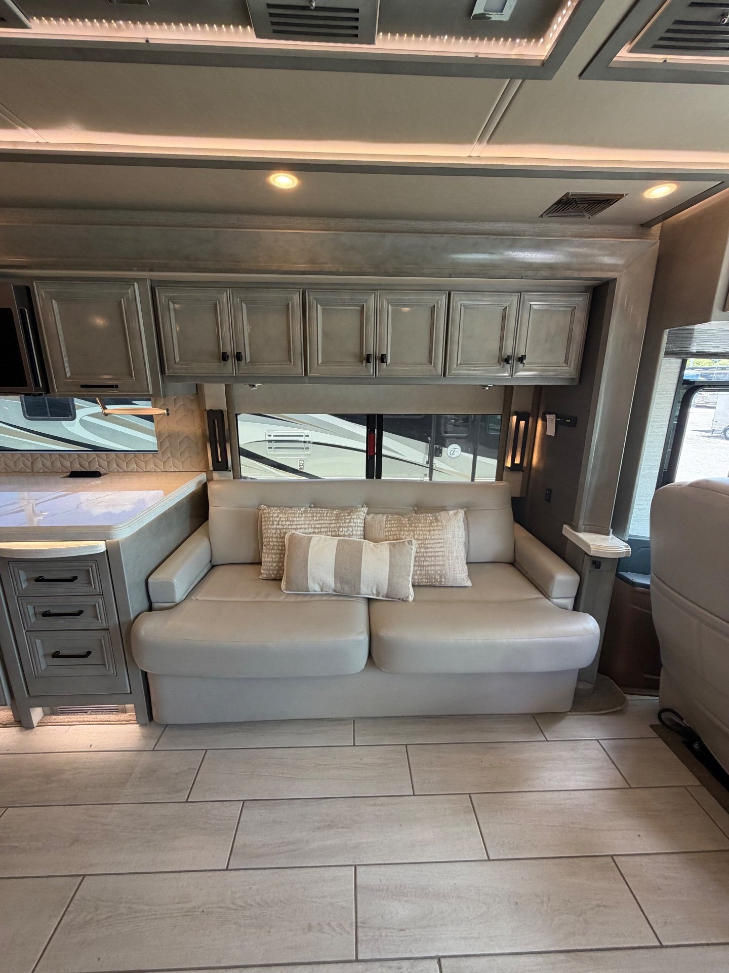 2021 Tiffin Allegro Bus 40 IP - Interior view 3