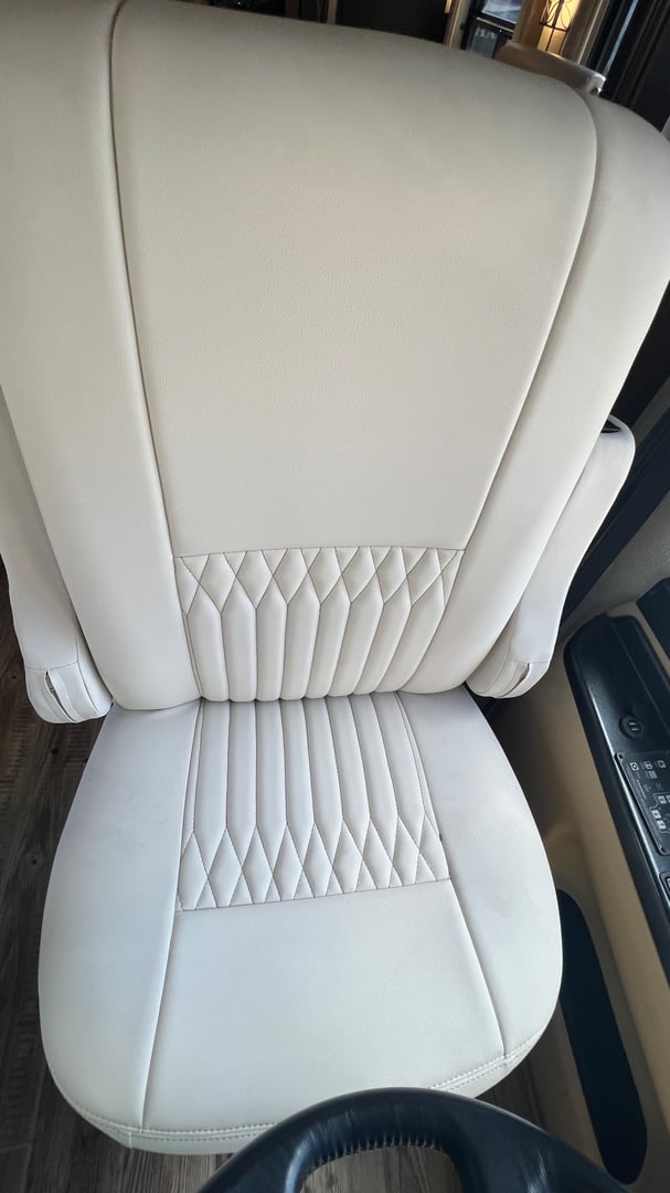 2018 Newmar Dutch Star 4369, Cockpit photo 2