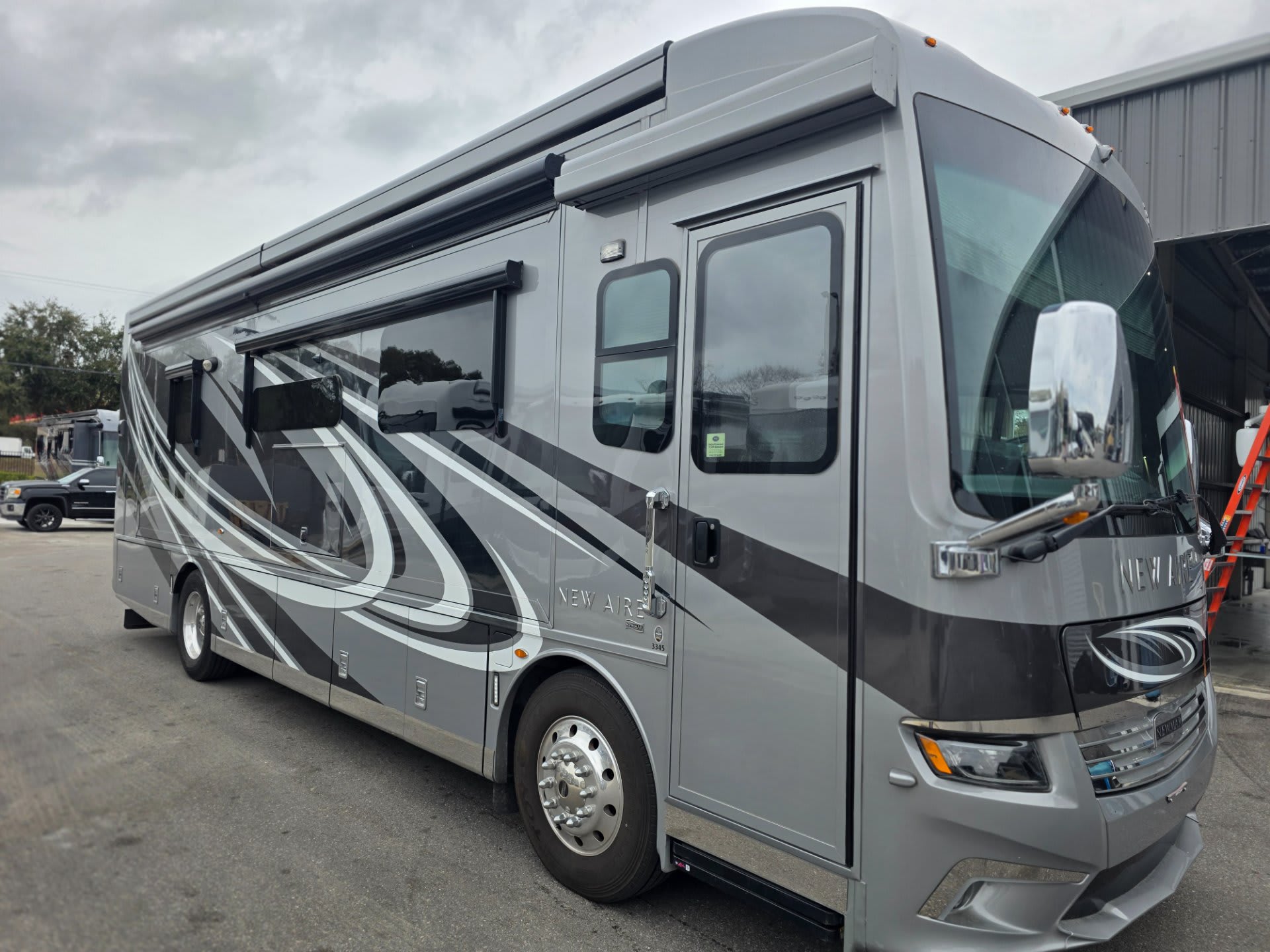 2019 Newmar New Aire 3345 - Exterior view