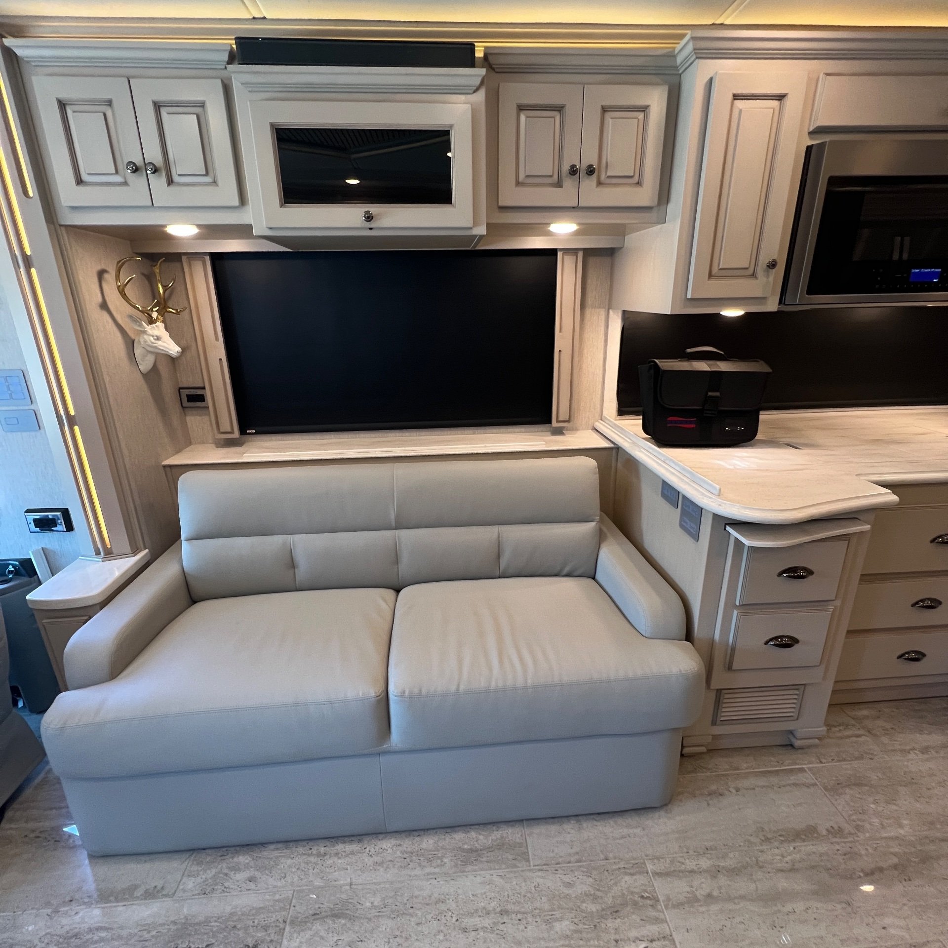 2022 Newmar Dutch Star 4081 - Interior view 3