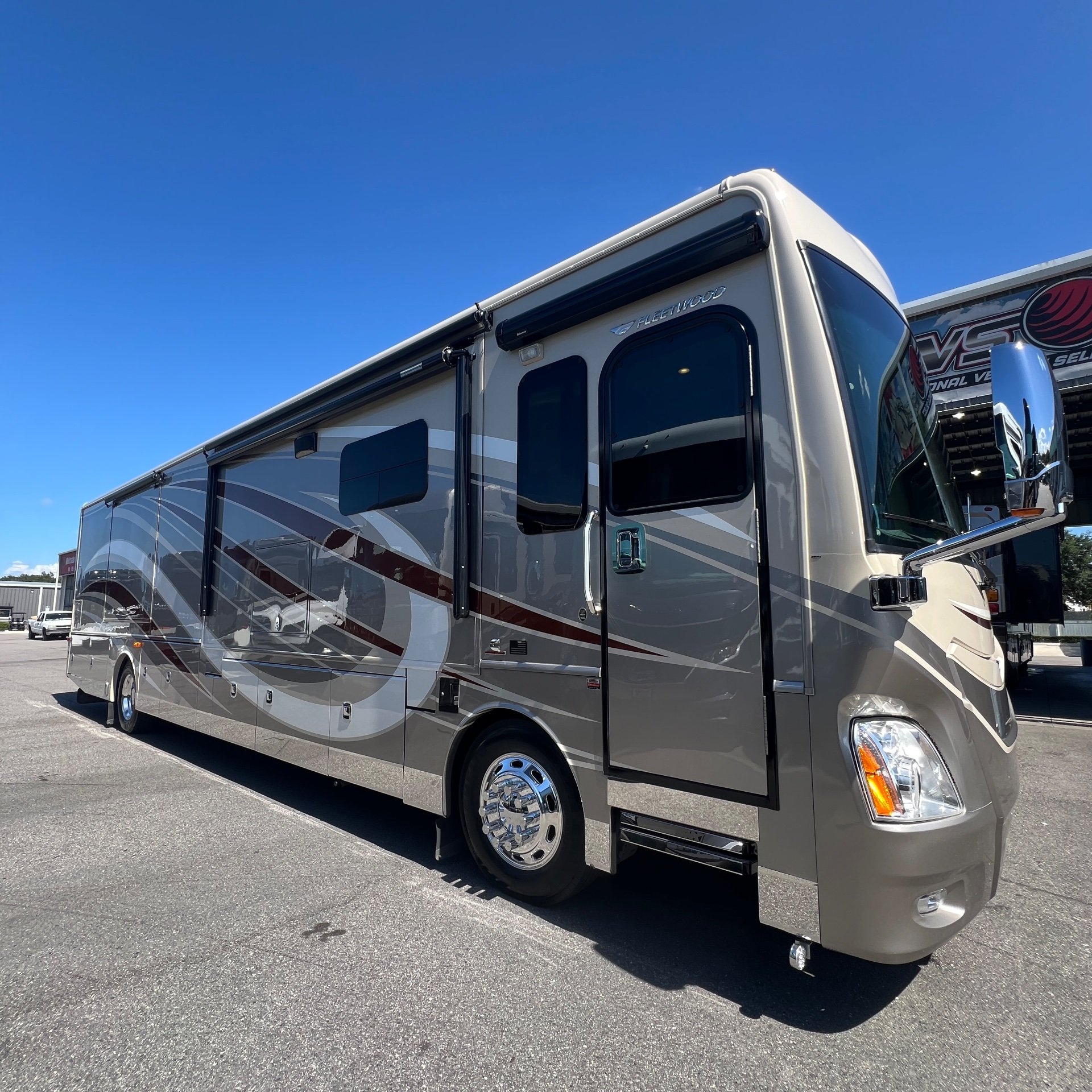 2015 Fleetwood Discovery 40E - Exterior view