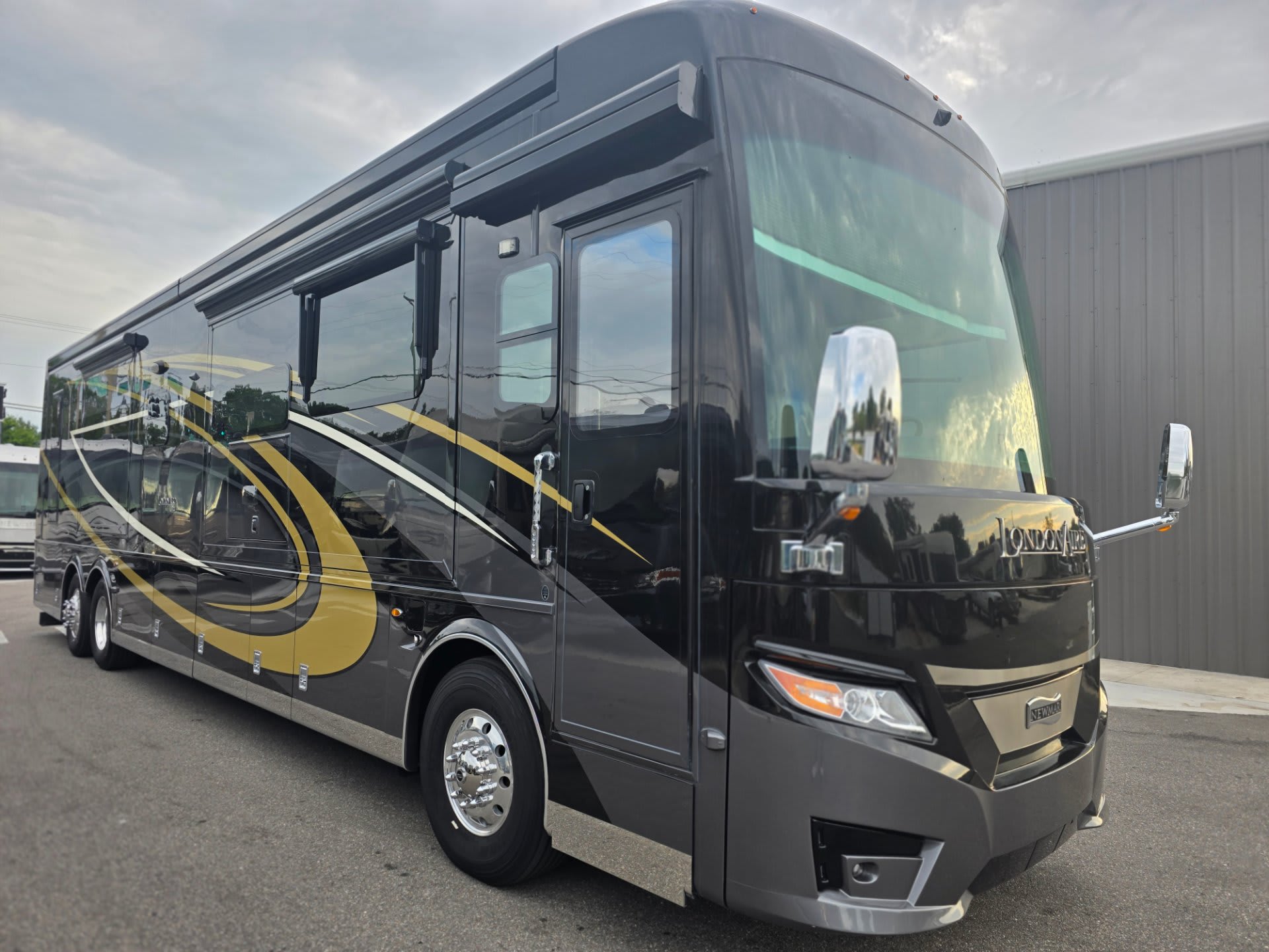 2023 Newmar London Aire 4535 - Exterior view