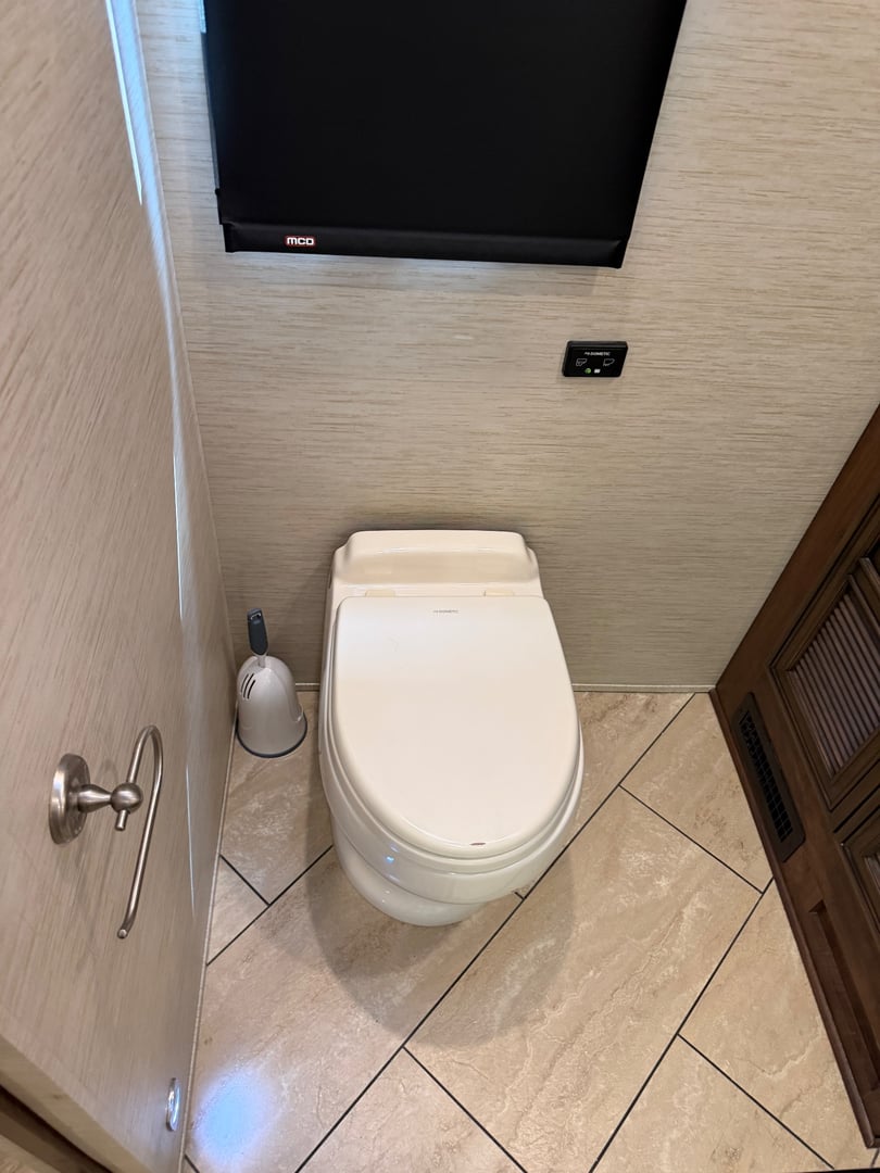 2018 Newmar Ventana 4037, Bathroom photo 5
