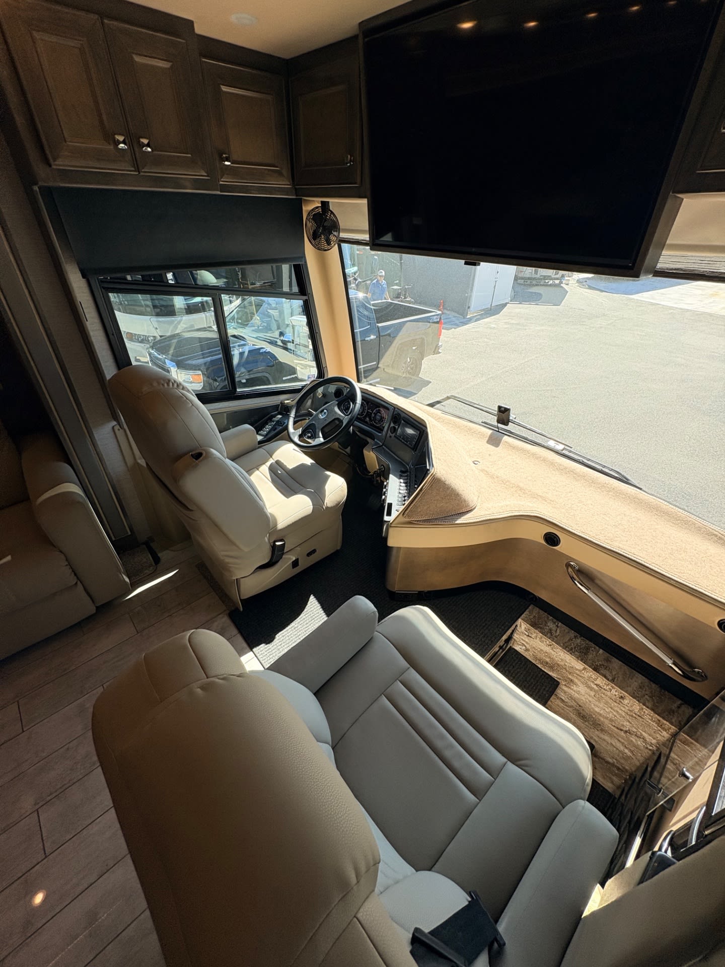 2022 Tiffin Phaeton 40 IH - Interior view 3