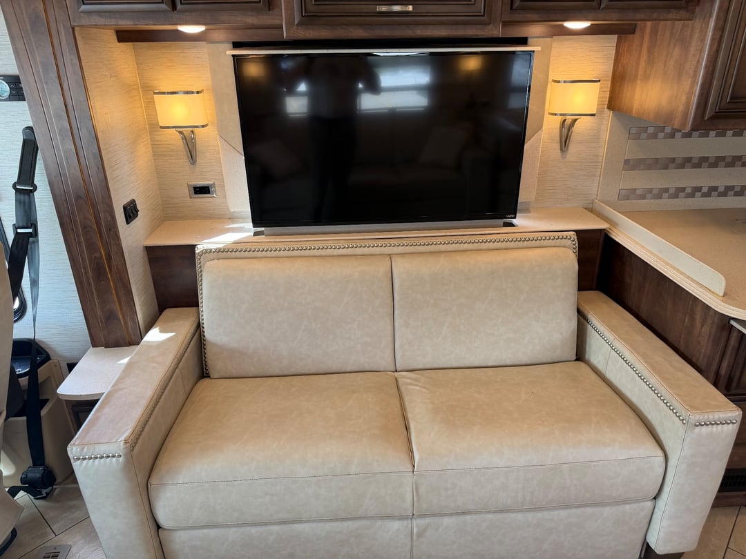 2018 Newmar Ventana 4037, Living area photo 7