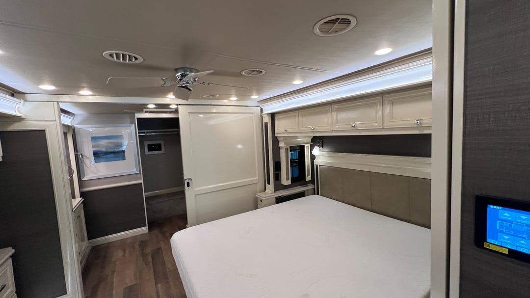 2022 Tiffin Phaeton 44 OH, Bedroom photo 5
