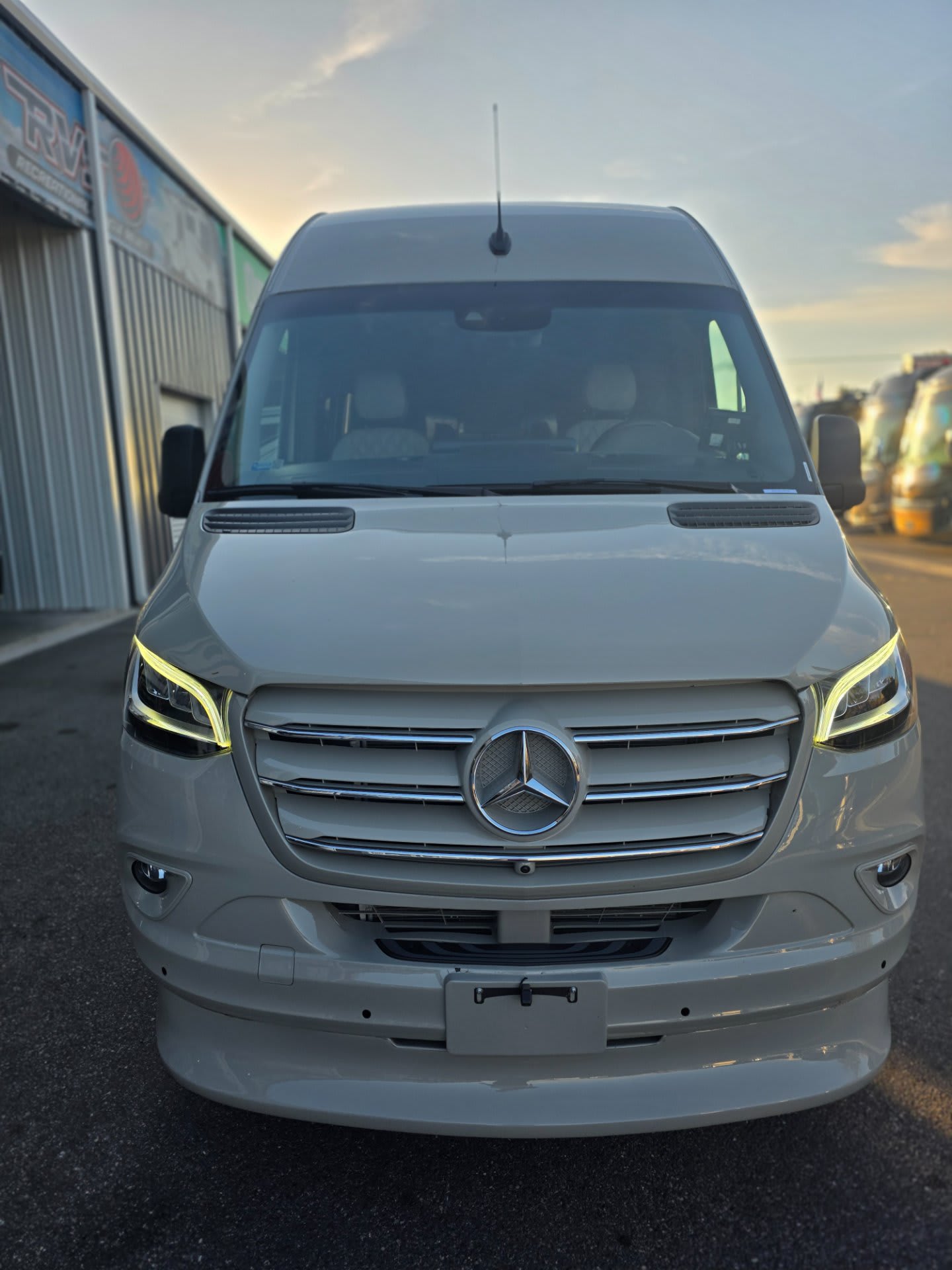 2025 Midwest Automotive Designs Luxe Cruiser D4 - Exterior view 2