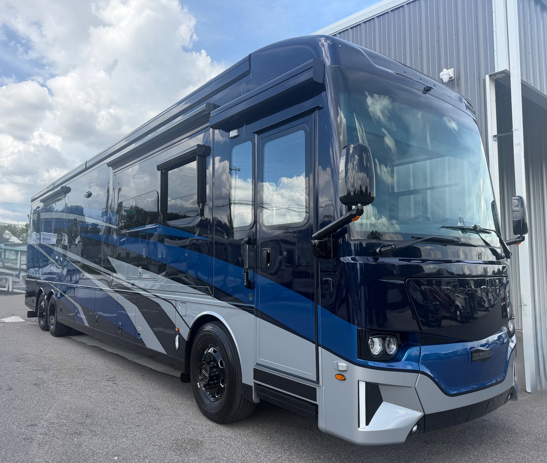 2025 Newmar Dutch Star 4340 — Exterior photo