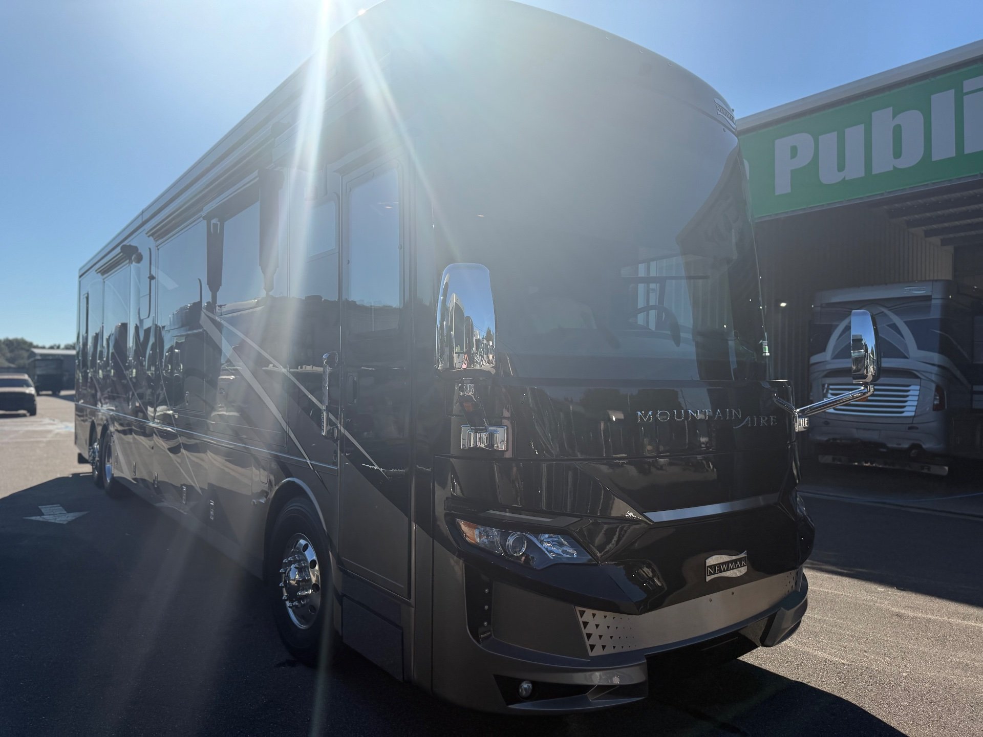2020 Newmar Mountain Aire 4551 - Photo 3