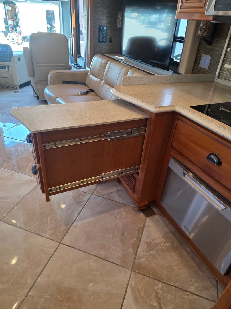 2015 Newmar Dutch Star 4018, Interior photo 11