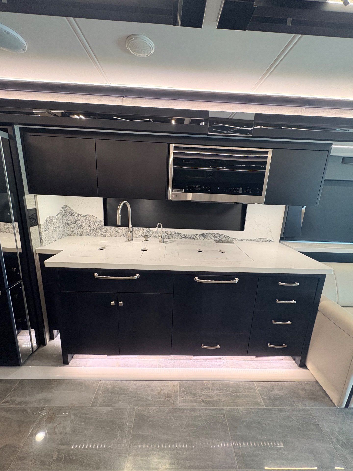 2025 Tiffin Zephyr Z - Interior view 3