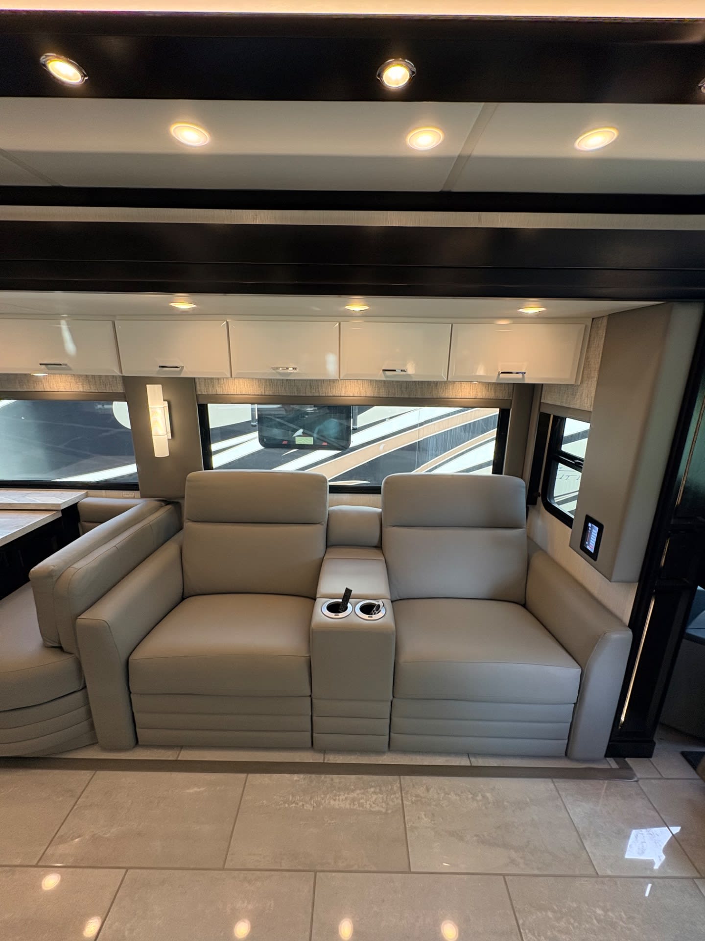 2025 Newmar Mountain Aire 4118 - Interior view 2