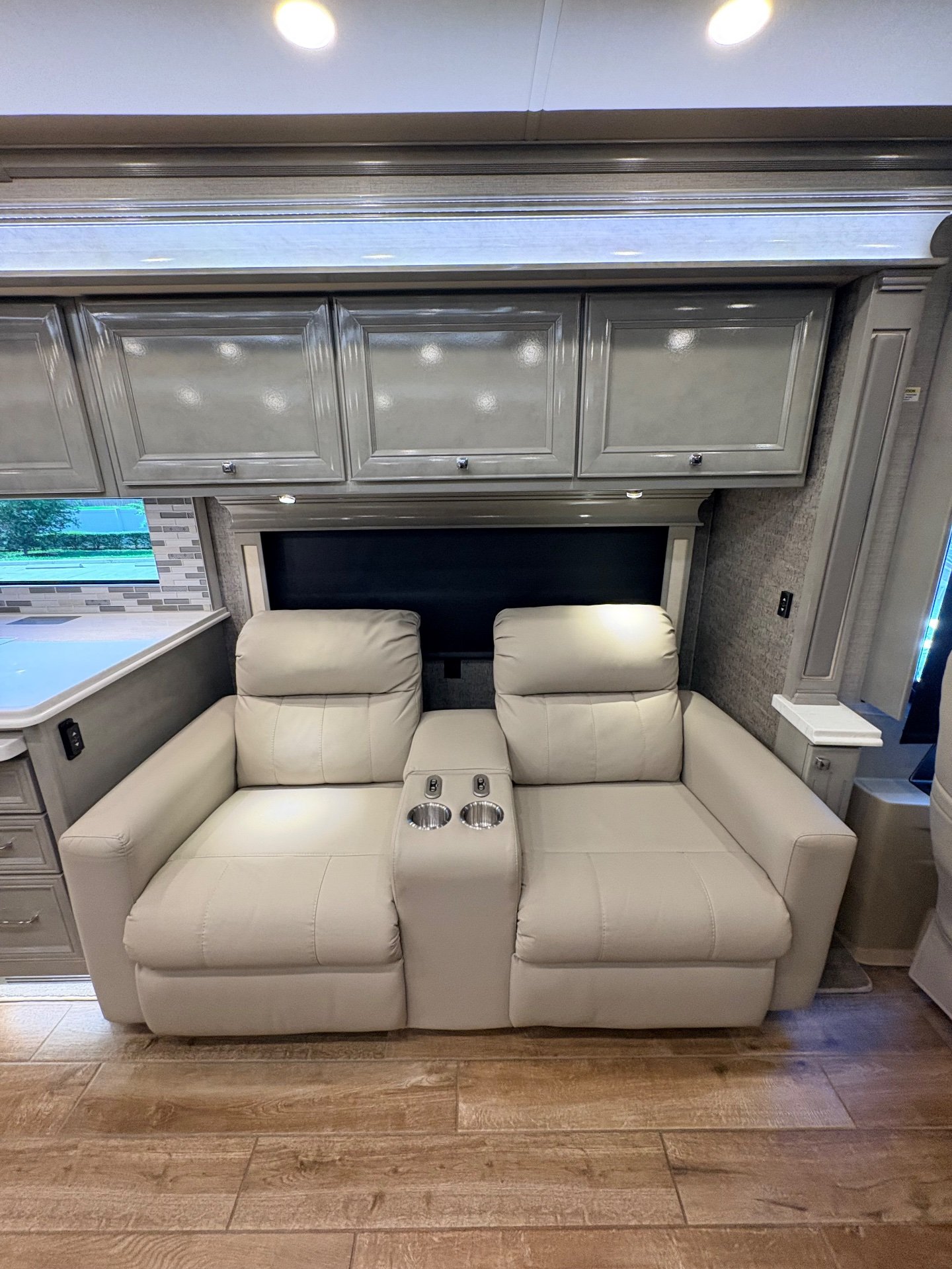 2021 Tiffin Phaeton 40 IH - Interior view 2