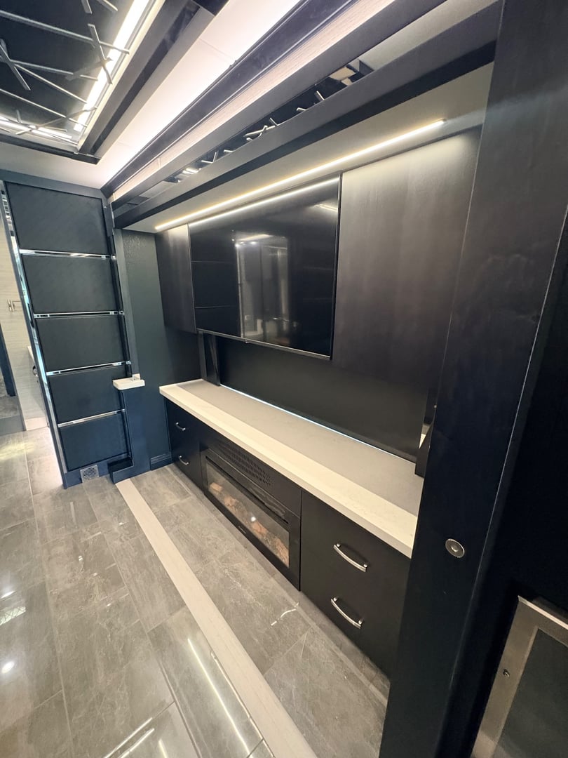 2025 Tiffin Zephyr 45 PZ, Living area photo 7