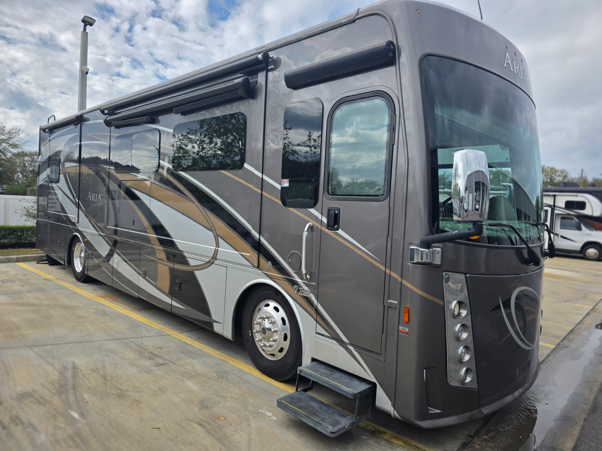 2018 Thor Aria 3601 - Exterior view