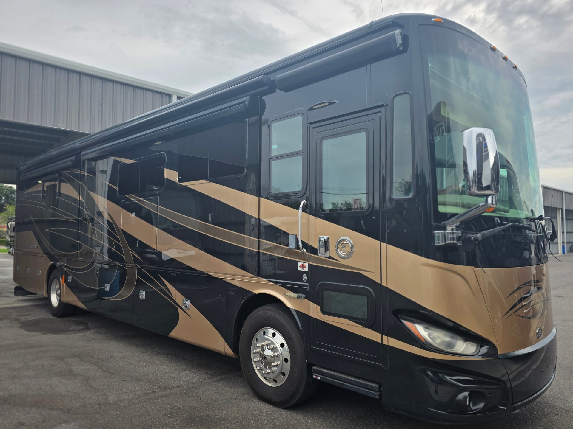 2019 Tiffin Phaeton 40 IH - Exterior view
