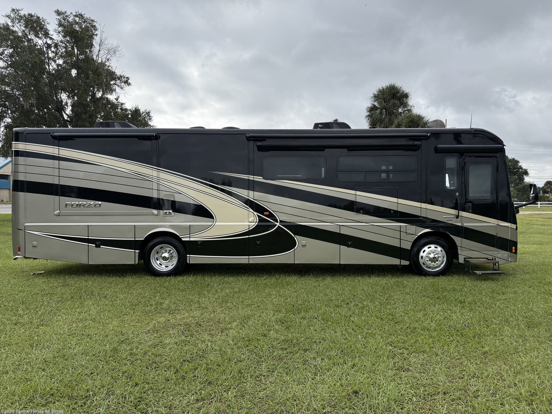 2022 Winnebago Forza 36H - Photo 3