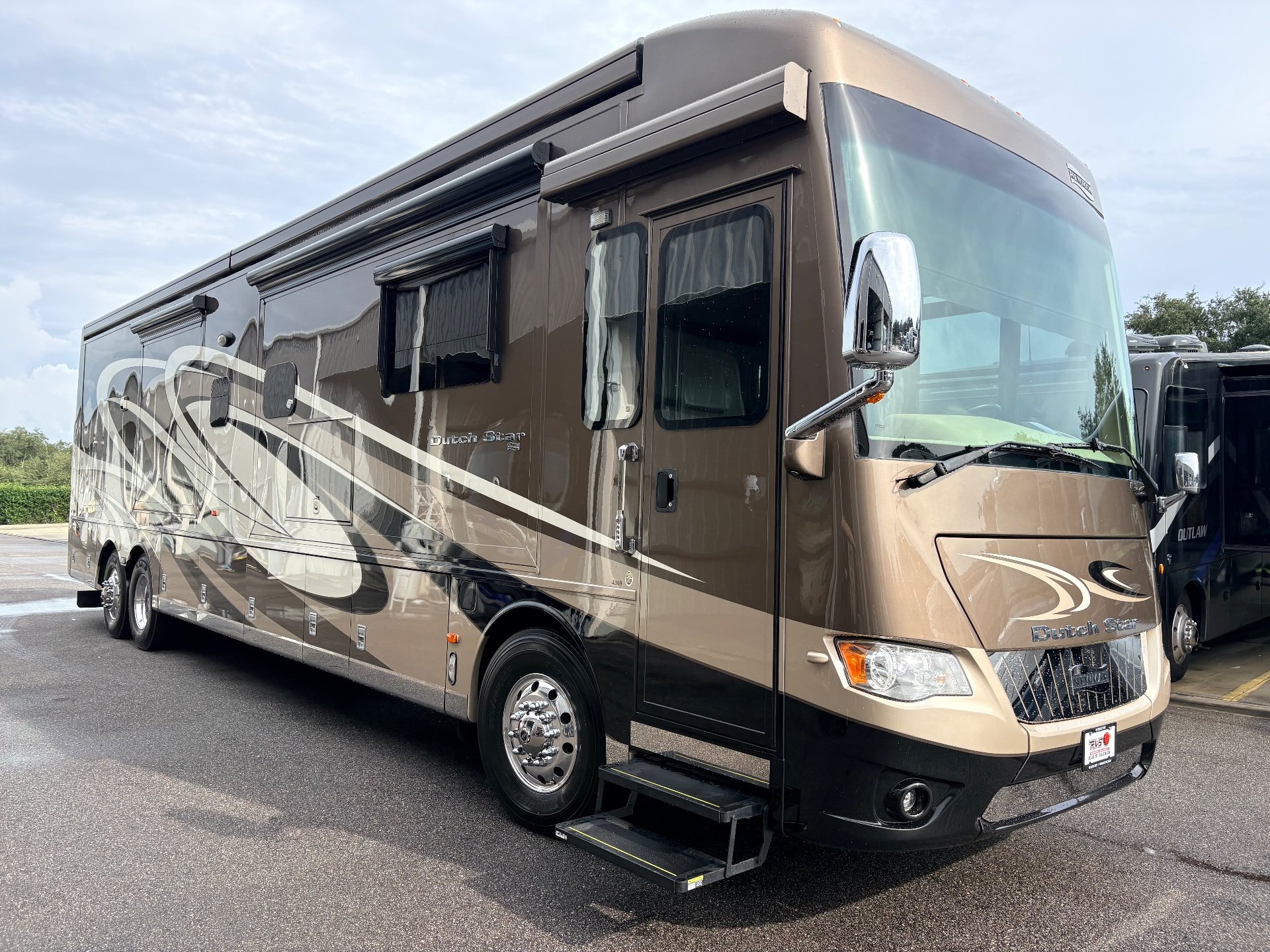 2017 Newmar Dutch Star 4369 — Photograph clearly shows the front and side exterior shell of a Dutch Star motorhome