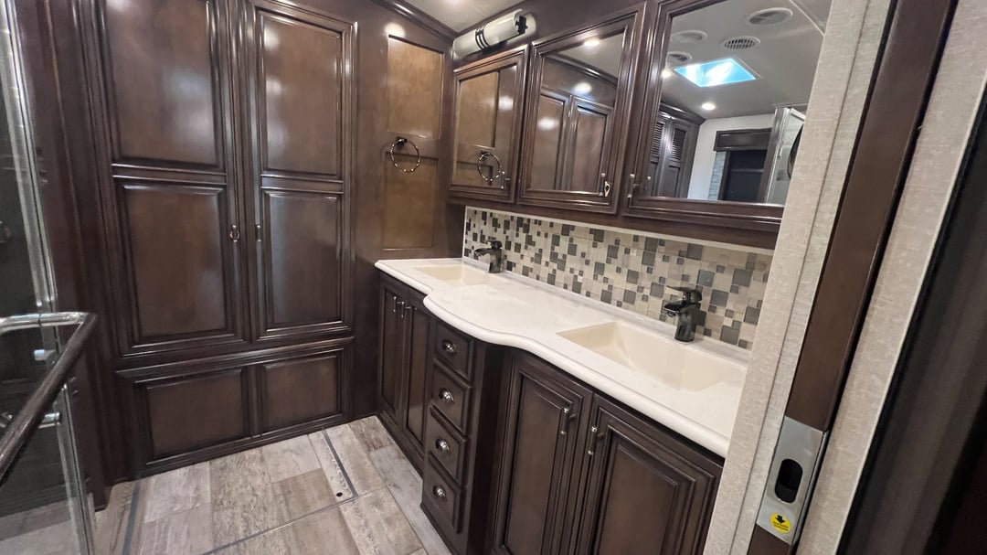 2020 Newmar Dutch Star 4328, Bathroom photo 2