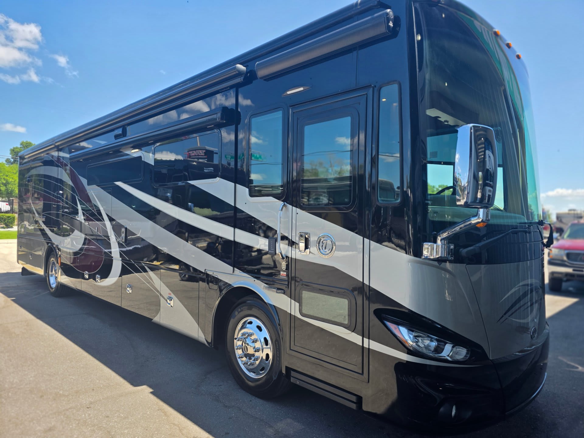 2019 Tiffin Phaeton 40 AH - Exterior view