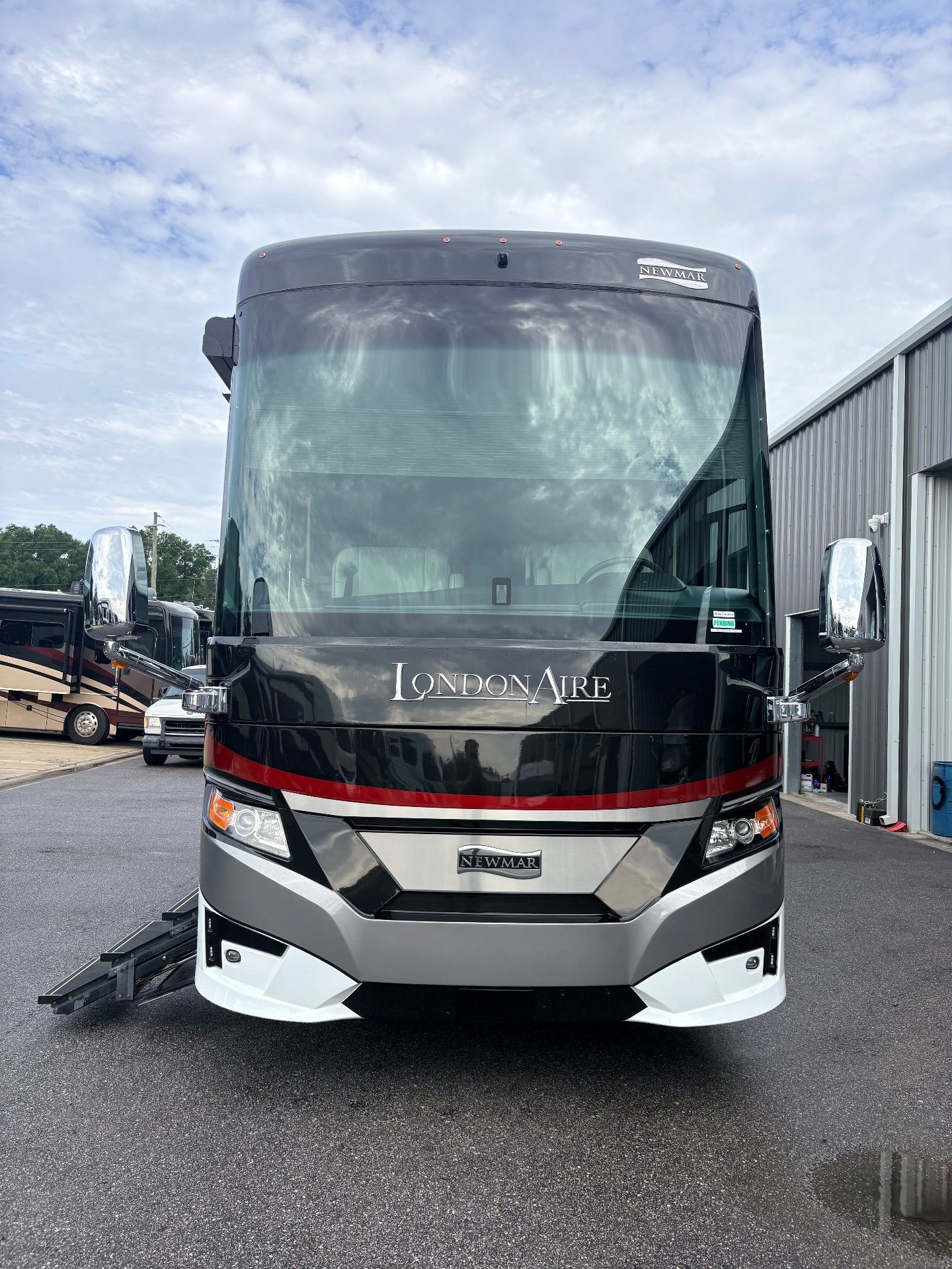 2022 Newmar London Aire 4551 - Exterior view 2