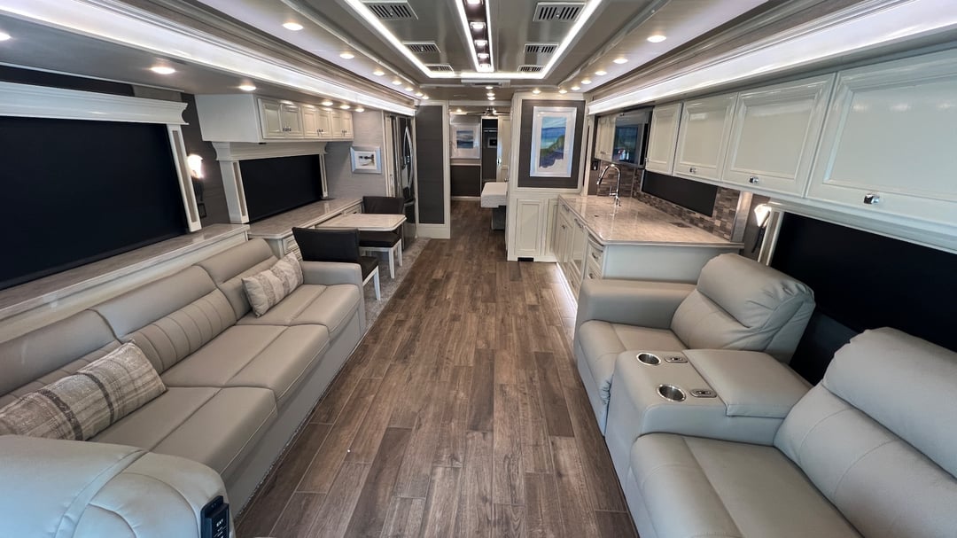 2022 Tiffin Phaeton 44 OH, Living area photo 3