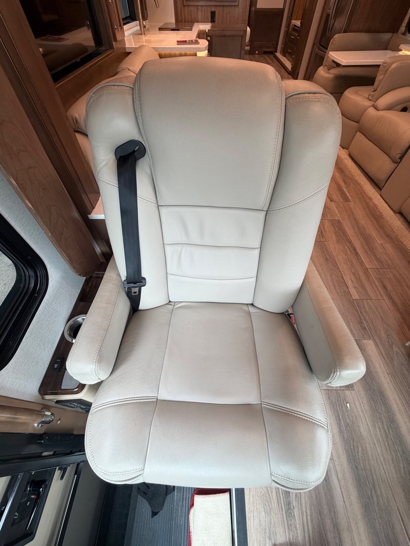 2022 Entegra Coach Aspire 44W, Cockpit photo 2