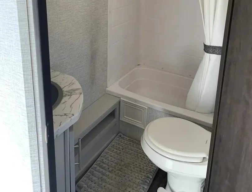 Travel trailer with tub/shower combo bathtub