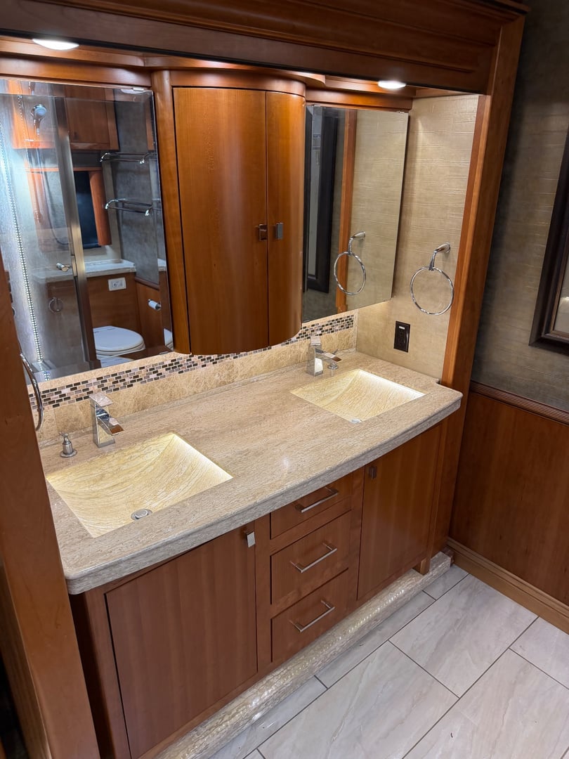 2017 Tiffin Zephyr 45 PZ, Bathroom photo 6