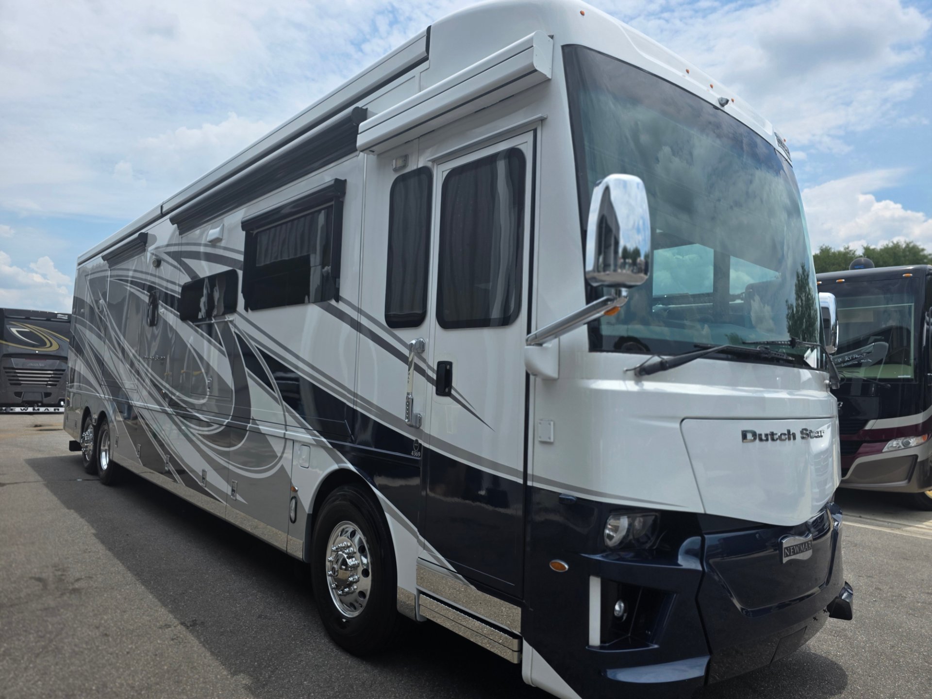 2021 Newmar Dutch Star 4369 - Exterior view